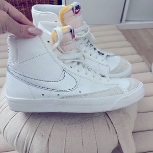 Nike
Women's Blazer Mid '77 ESS Shoe